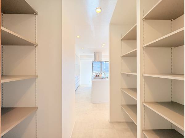 ドライルームからパントリー、キッチンへとつながる導線◎