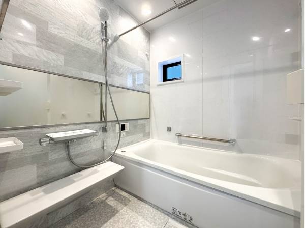 落ち着きのあるバスルームでリラックスタイムを♪