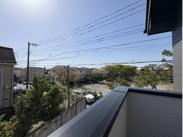 バルコニーからは気持ちの良い景色、公園の緑に癒されます