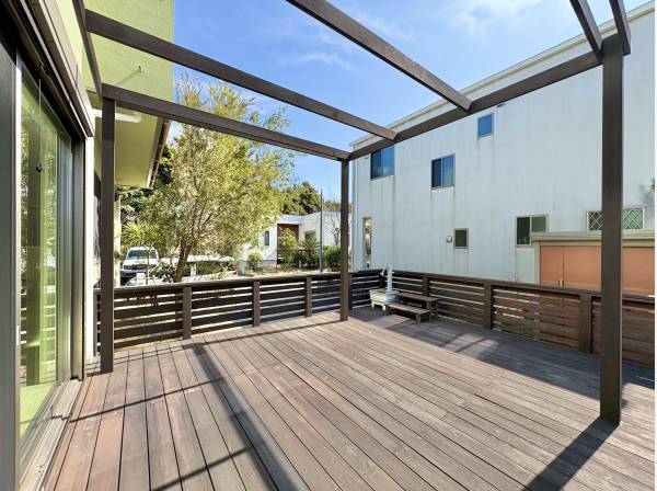 家族の幸せな営みを楽しくさせるウッドデッキ