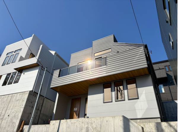 開発分譲地内についに誕生した新築邸宅！