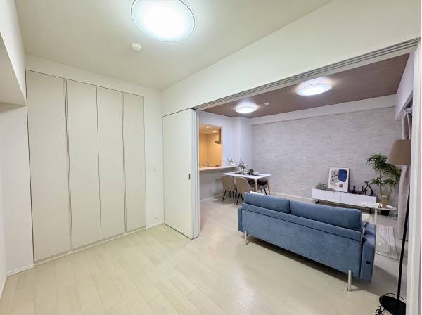 クローゼット付き洋室５帖。