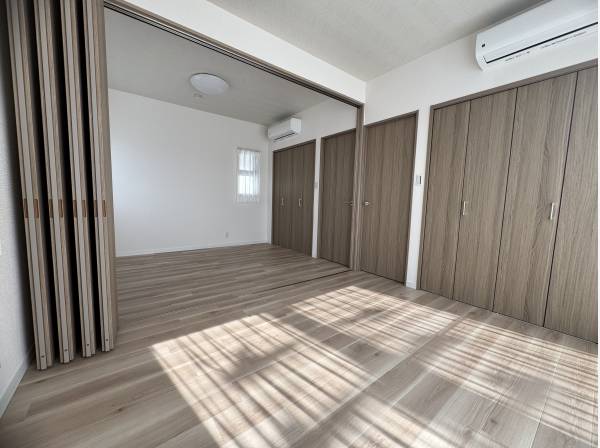 折れ戸利用による分割利用が可能な洋室9.6帖大、エアコン新設済み。