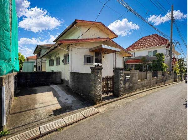 前面道路と駐車スペース確保、車生活も快適な立地。