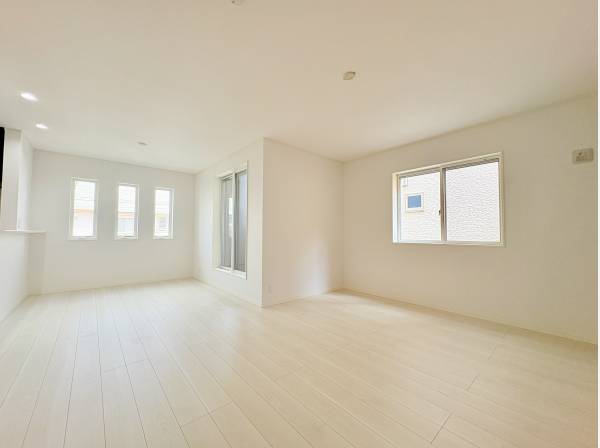 白い床が空間の広がりを演出する、明るく開放的なLDK空間