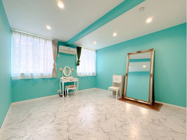 8帖超のゆとりある＜エメラルドグリーンの部屋＞