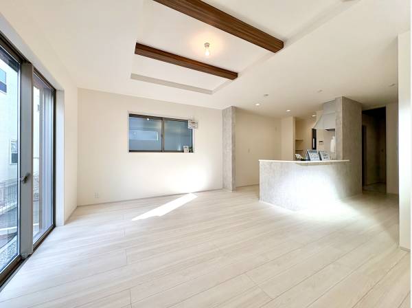 天井高で開放的なリビング