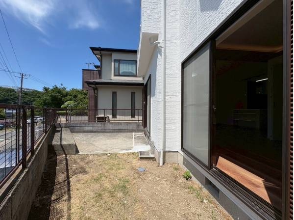 ご覧の広さを確保した庭先