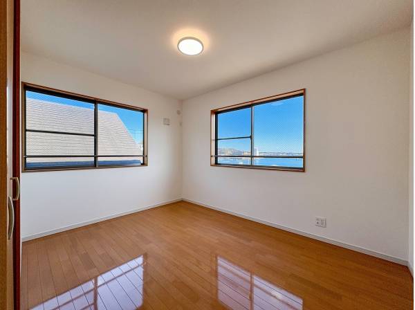 全居室6帖以上！二面採光＆収納付き