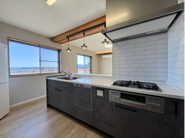 広く海を見渡せるキッチン空間でわくわくクッキング♪