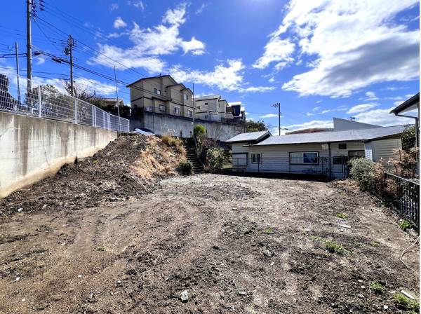 プライバシーの守られた道路から下がった宅地