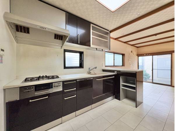 「私もお手伝いする！」子供たちの好奇心を引き出すオープンな空間です。