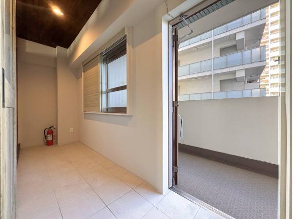 玄関を入るとワイドな土間のフリースペースが広がります