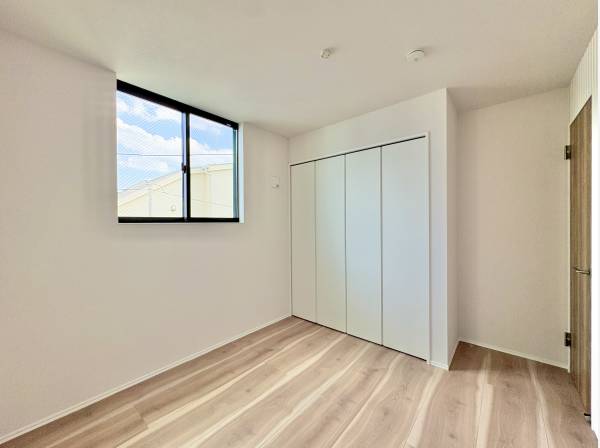 各居室には収納力のあるクローゼットを完備しております