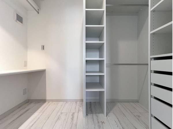 WIC内にはカウンターや可動棚も備わり多目的な利用が叶いそう