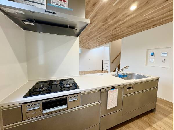 食洗器付きの対面式システムキッチン