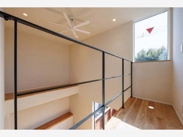 吹き抜けから光が降り注ぐ開放的な住空間。家族の気配も感じやすい設計に。