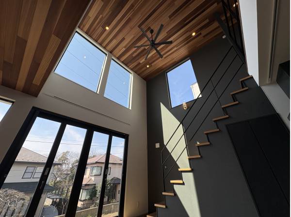 リビングの上にはシーリングファンがあり、湘南の家らしい作りです。