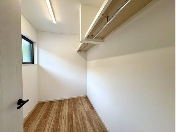 ファミリークローゼットを完備