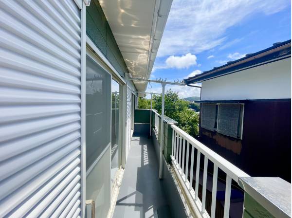 バルコニーは2部屋から行き来可能かつ陽当たり良好