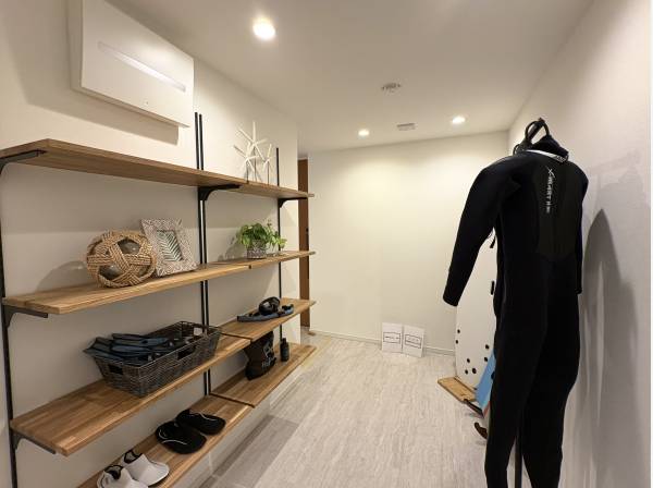棚付きでお店のように飾れる収納。靴や道具もおしゃれに置けます。
