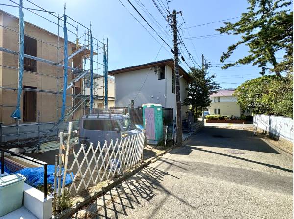 車通りも少ない閑静な場所に存します