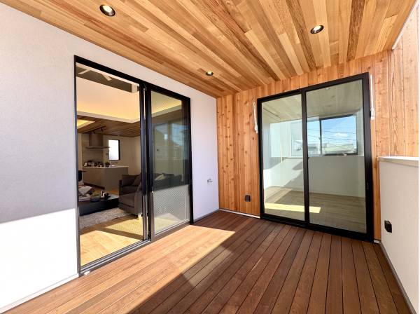 木のぬくもりを感じるインナーバルコニー