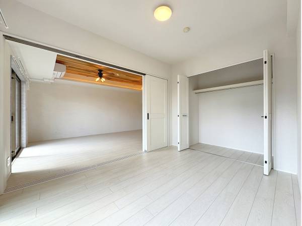 LDK隣接の部屋と繋げば21.6帖の大きなLDKとなります。