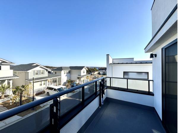 2階のワイドバルコニーからは海がチラッと