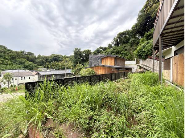 現地に建つと谷戸の緑を存分に感じることができます