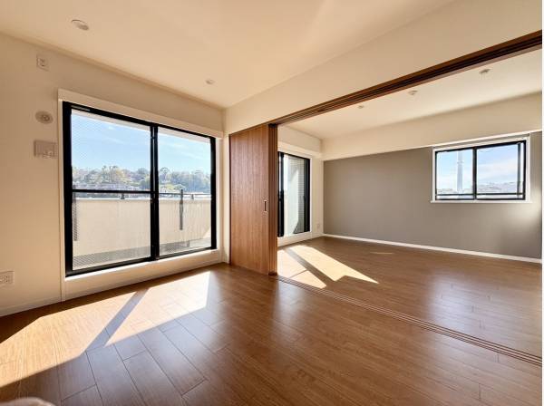 隣の洋室と合わせて、約18.9帖ございます