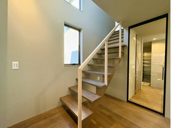 階段やガラス扉など空間が広く見える作り