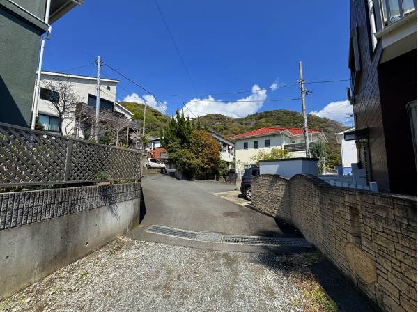前面道路周辺。緑豊かな住宅街と言った風情。ちなみにとても静かです。