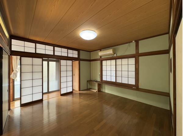 ふすまが印象的な洋室
