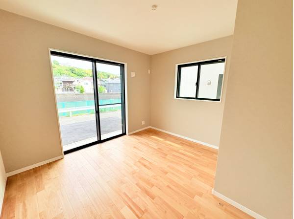 2面の窓から差し込む光。明るく開放感のある素敵な洋室です