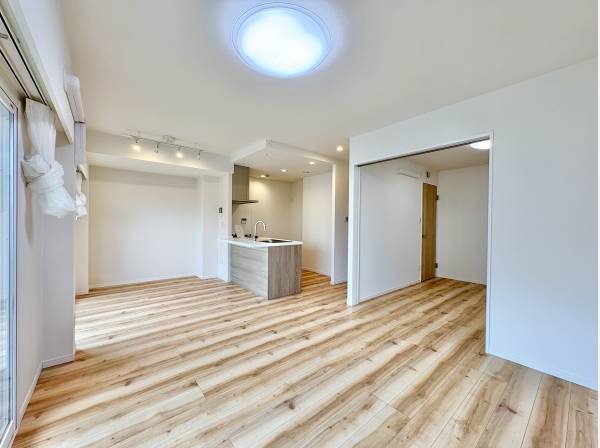 家事の動線やリビングとのつながりに配慮した空間です