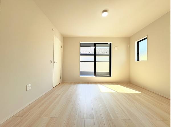 洋室11.5帖。南向きバルコニーで日当たり良好