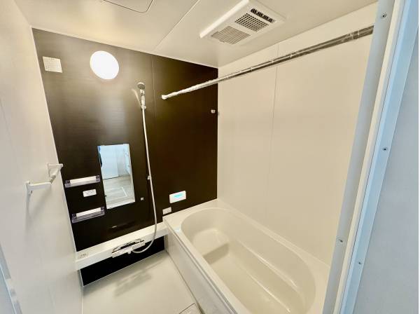 お風呂には浴室乾燥機が付いております。