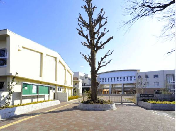 六会中学校まで約450ｍ