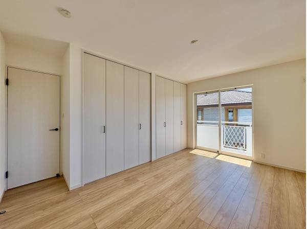 各居室には収納力のあるクローゼットを完備しております