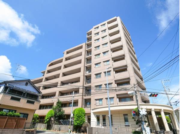 道路を挟んですぐ目の前にバス停があるので雨の日も快適です