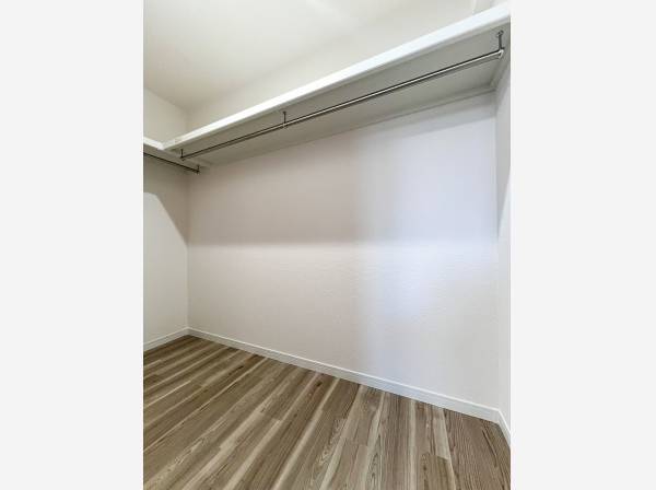 収納の多さが魅力の住空間 こちらは約2帖もの広さのWIC 