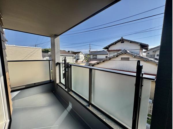 バルコニーには屋根が付いていて、暑い日差しから守ってくれます。