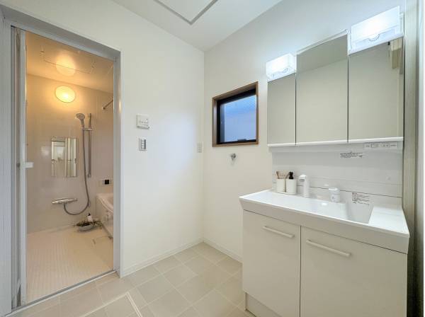 清潔感ある白を基調とした水周り