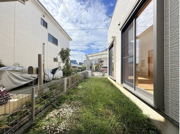 芝の敷かれたお庭はガーデニングやお子様のプールなども愉しめそう