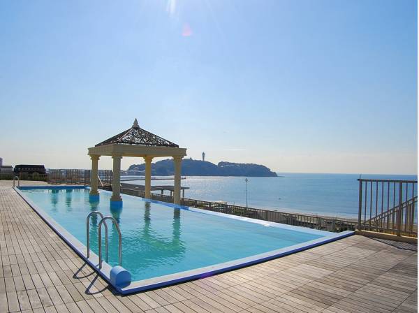 オーシャンプールや室内のサウナなど多彩な共有施設が魅力的