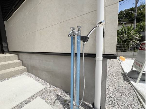 外には水栓を完備。洗車やペットの足を洗えます。