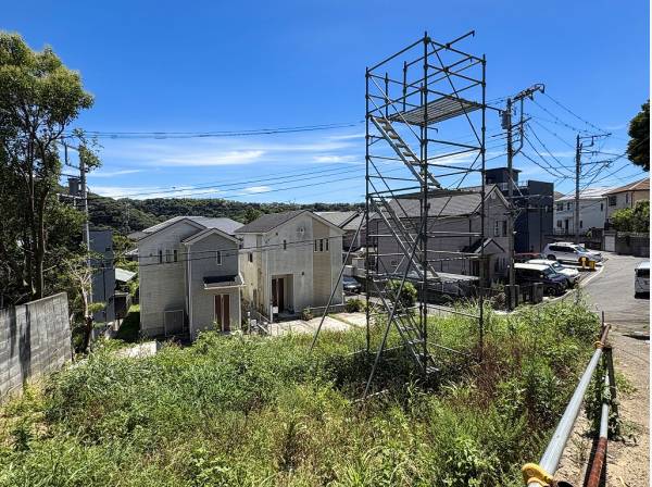 三方から燦燦と陽が注ぐ開放的な土地です