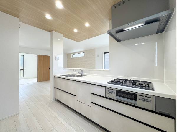 リビングに隣接した洋室まで見渡せる対面式キッチン