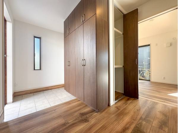 玄関と廊下に大容量の収納を完備